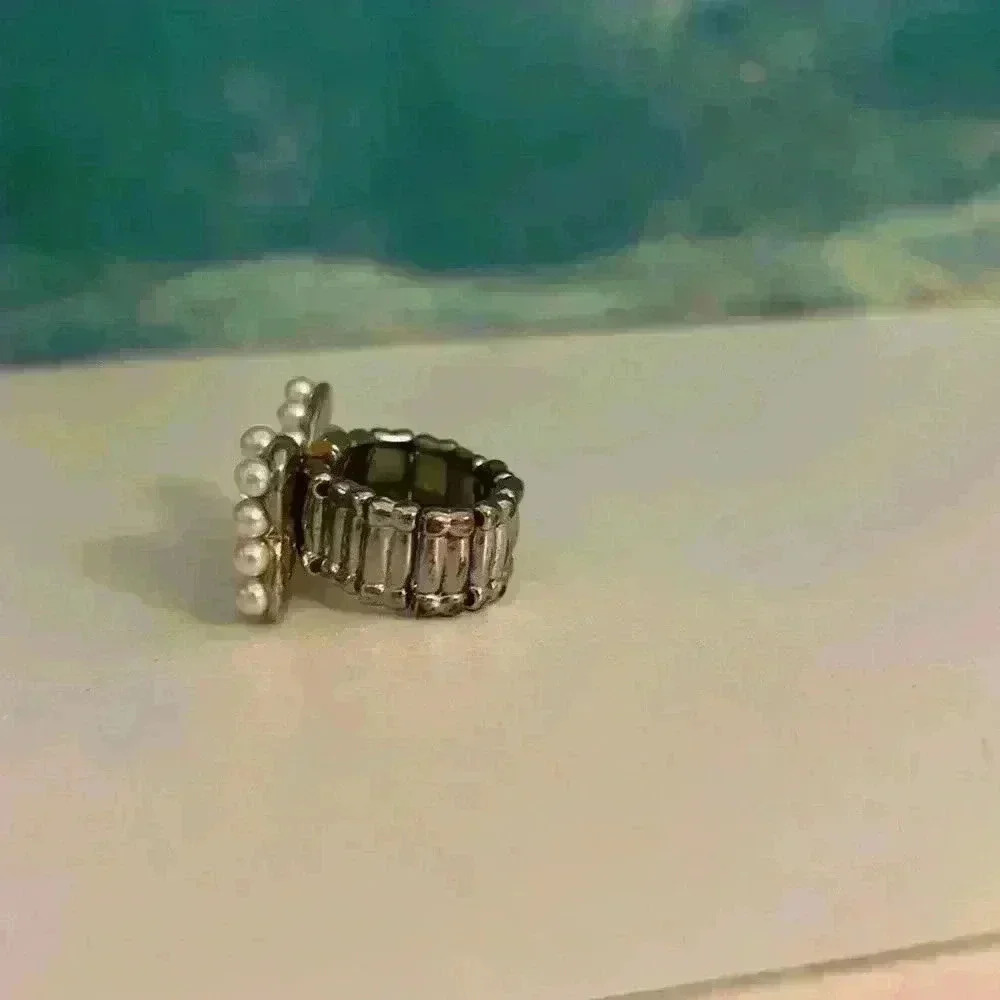 🐳 Crystal and Pearl White Bow Tie Stretch Ring - Picture 5 of 9